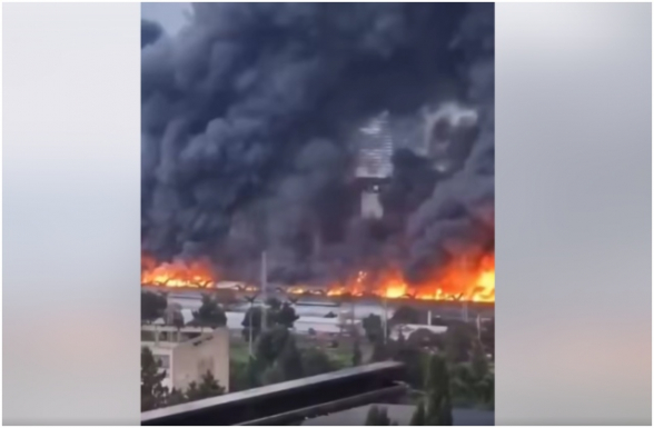 Крупный пожар вспыхнул на рынке у станции метро в Тбилиси